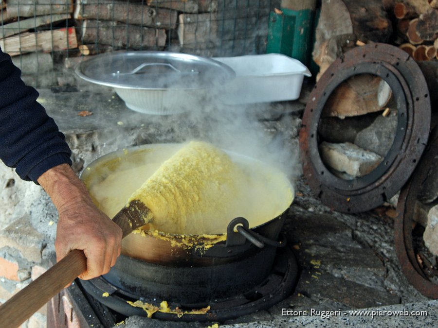 13 - Polenta al Rifugio Lupi di Brembilla.JPG